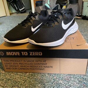 Nike revolution WIDE